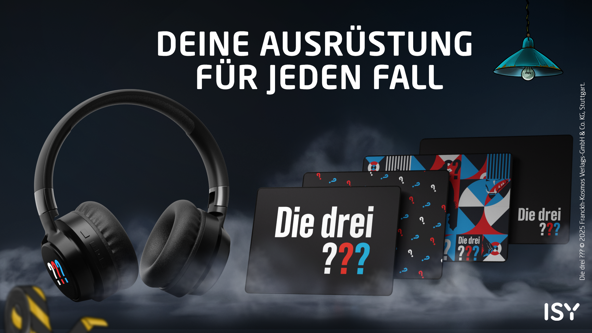 Schwarze Kopfhörer und drei Spielboxen mit Fragezeichen-Motiv.