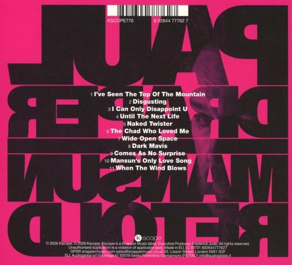 Album-Rückseite mit schwarzer Schrift auf pinkem Hintergrund, Titelliste