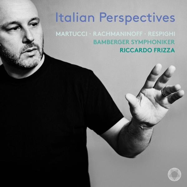 Mann im schwarzen Hemd mit Text 'Italian Perspectives' und Namen.