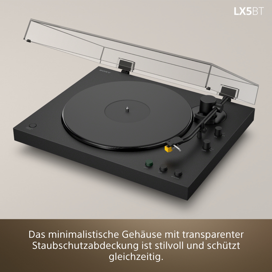 Schwarzer Plattenspieler mit transparenter Haube, Tonarm und Bedienelementen.