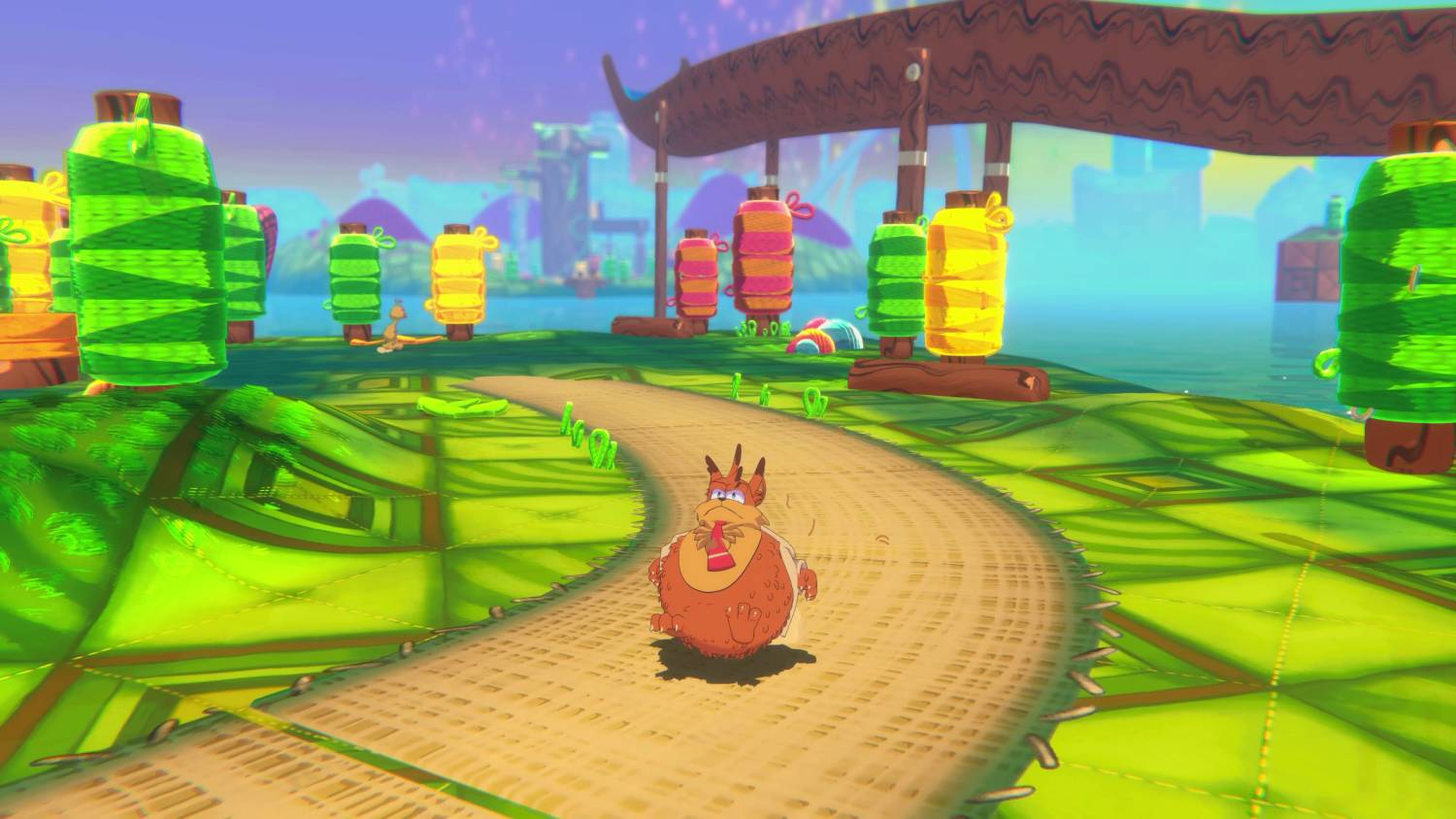 Un monstruo naranja corre por un camino. Hay carretes de hilo a izquierda y derecha.