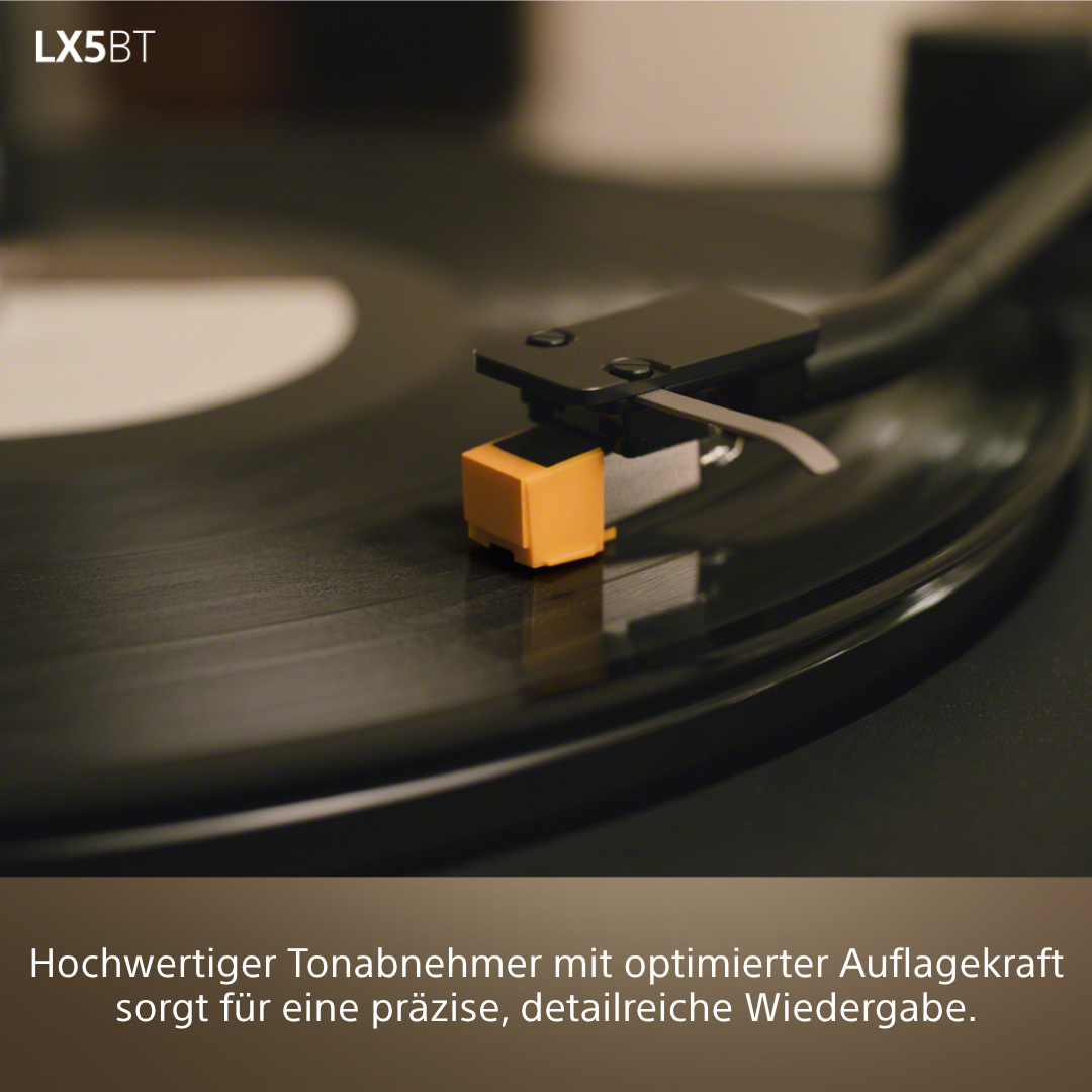 Nahaufnahme einer Plattenspielernadel auf einer schwarzen Schallplatte. LX5BT Logo sichtbar.