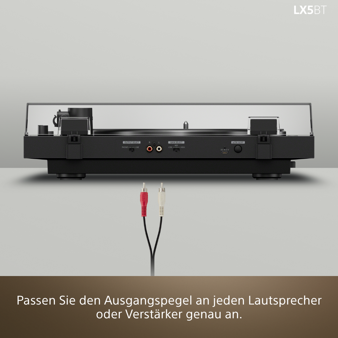 Schwarzer Plattenspieler mit roten und weißen Cinch-Kabeln.