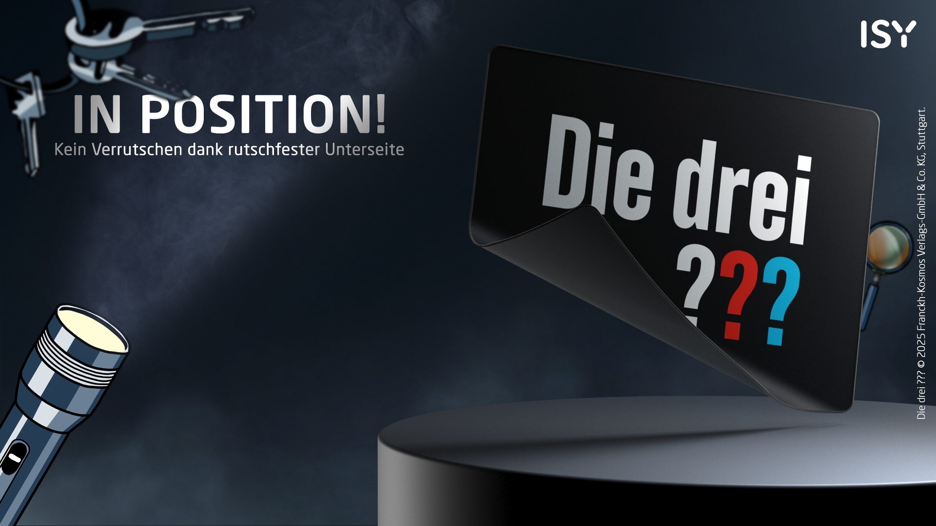 Taschenlampe leuchtet auf Schlüssel. Schwarze Karte zeigt 'Die drei ???'. Text: IN POSITION!