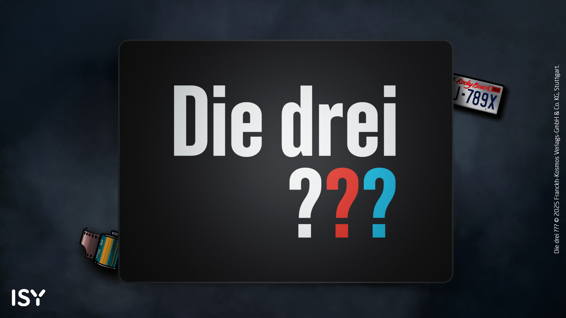 Die drei Fragezeichen auf schwarzem Grund, mit einer Filmrolle und einem Nummernschild.