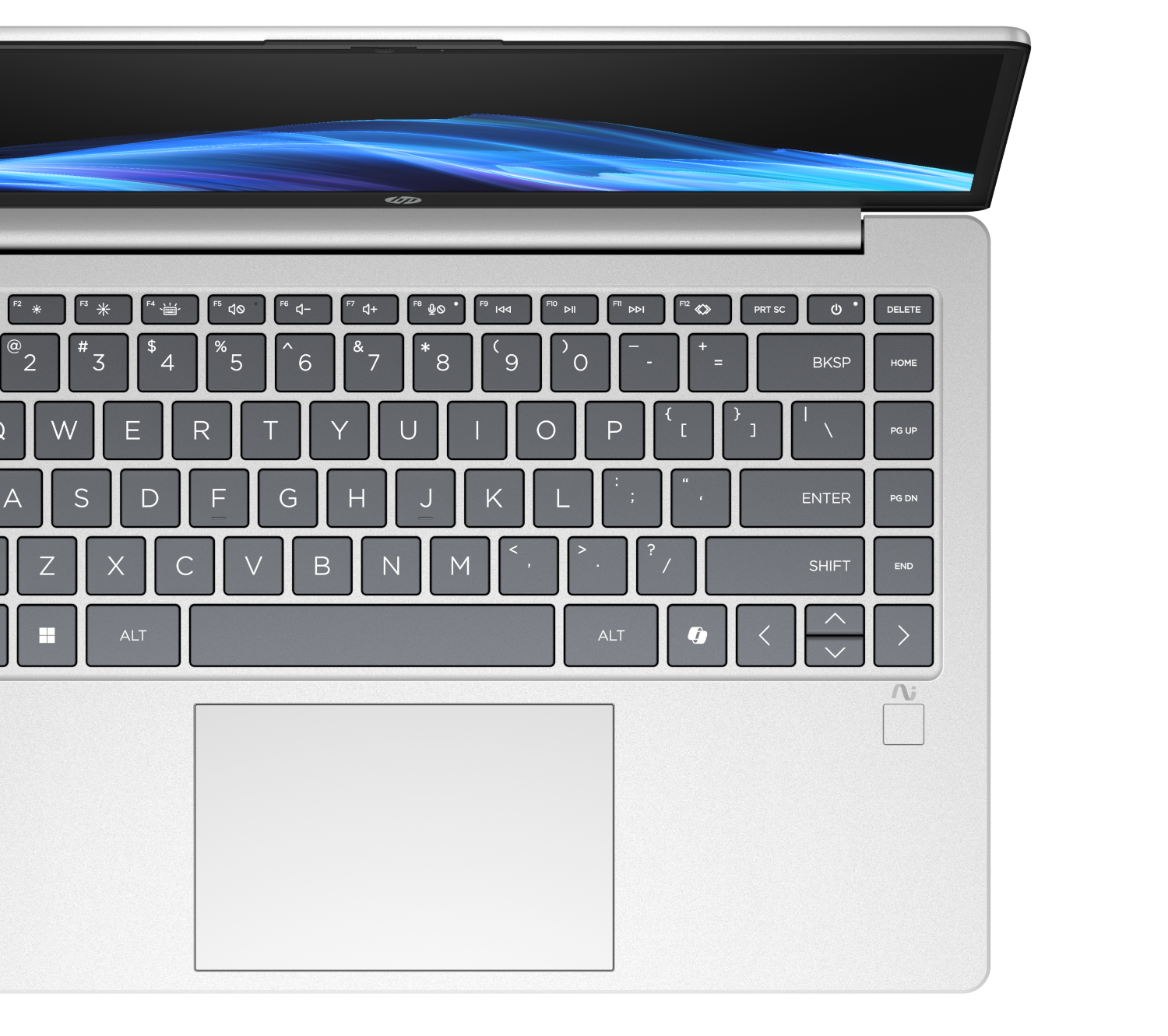 Een zilveren laptop met open scherm dat het toetsenbord toont.