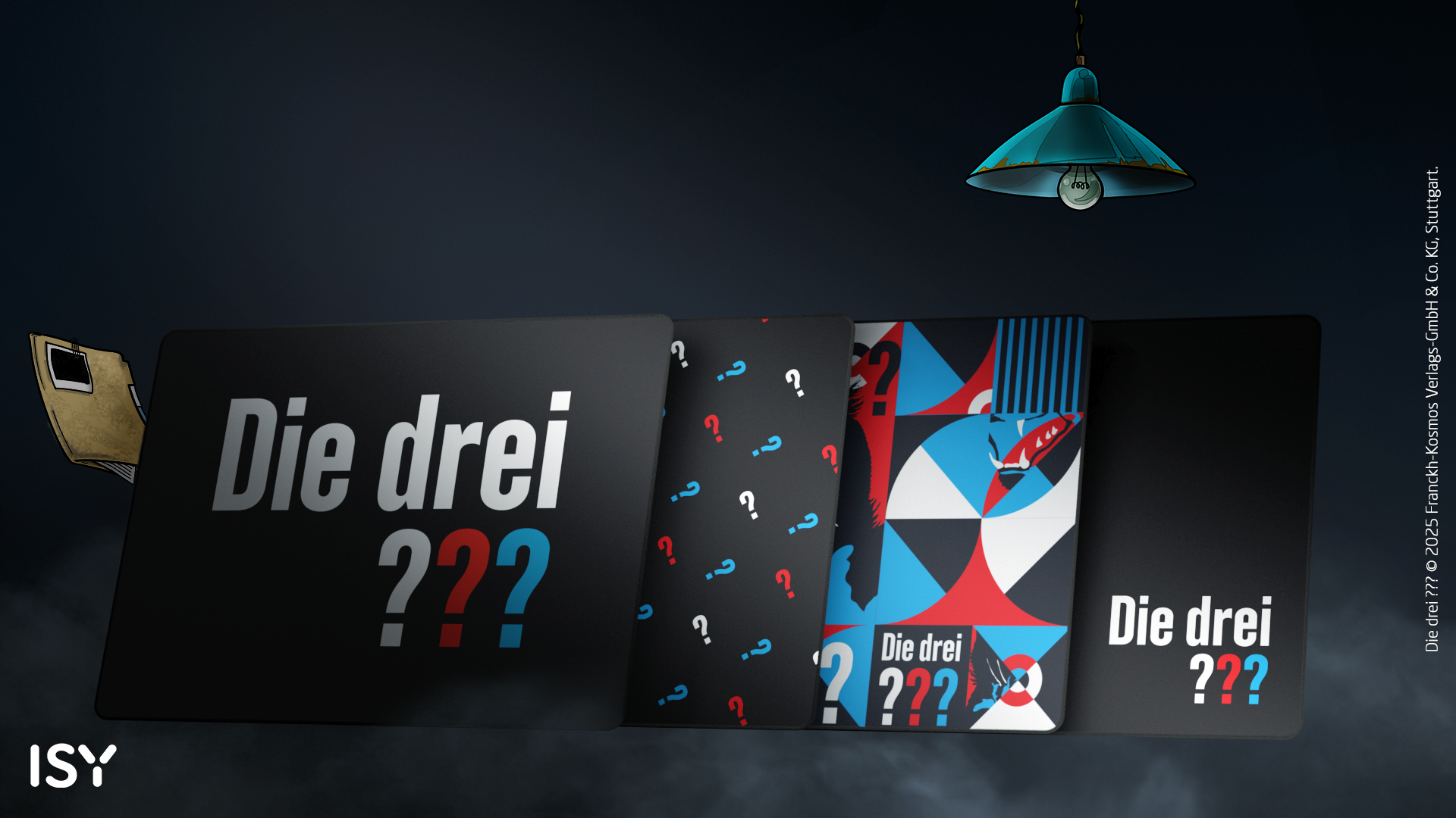 Vier schwarze Boxen mit "Die drei ???" und Fragezeichen, eine Lampe hängt.