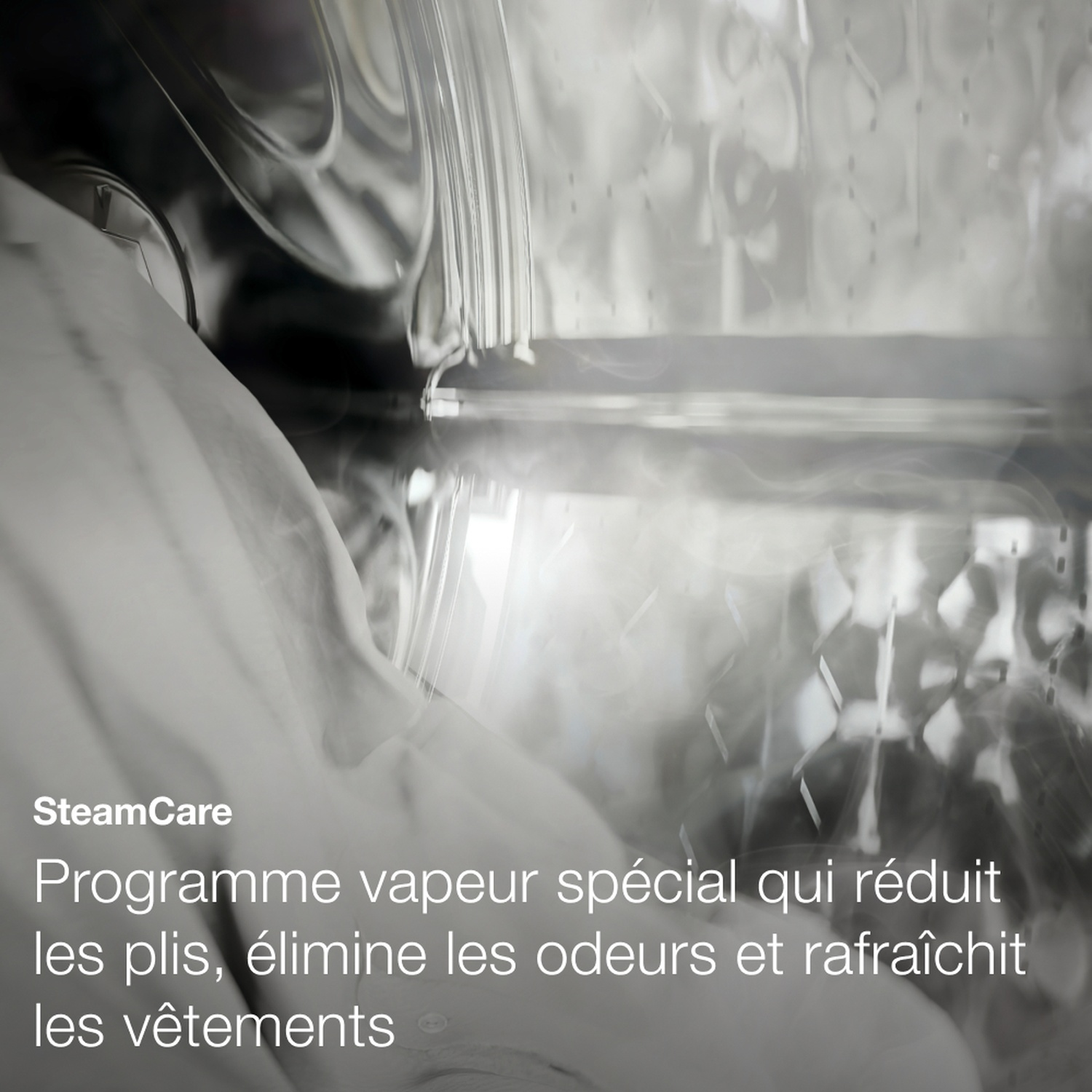 Un vêtement blanc dans une machine à laver traité à la vapeur.