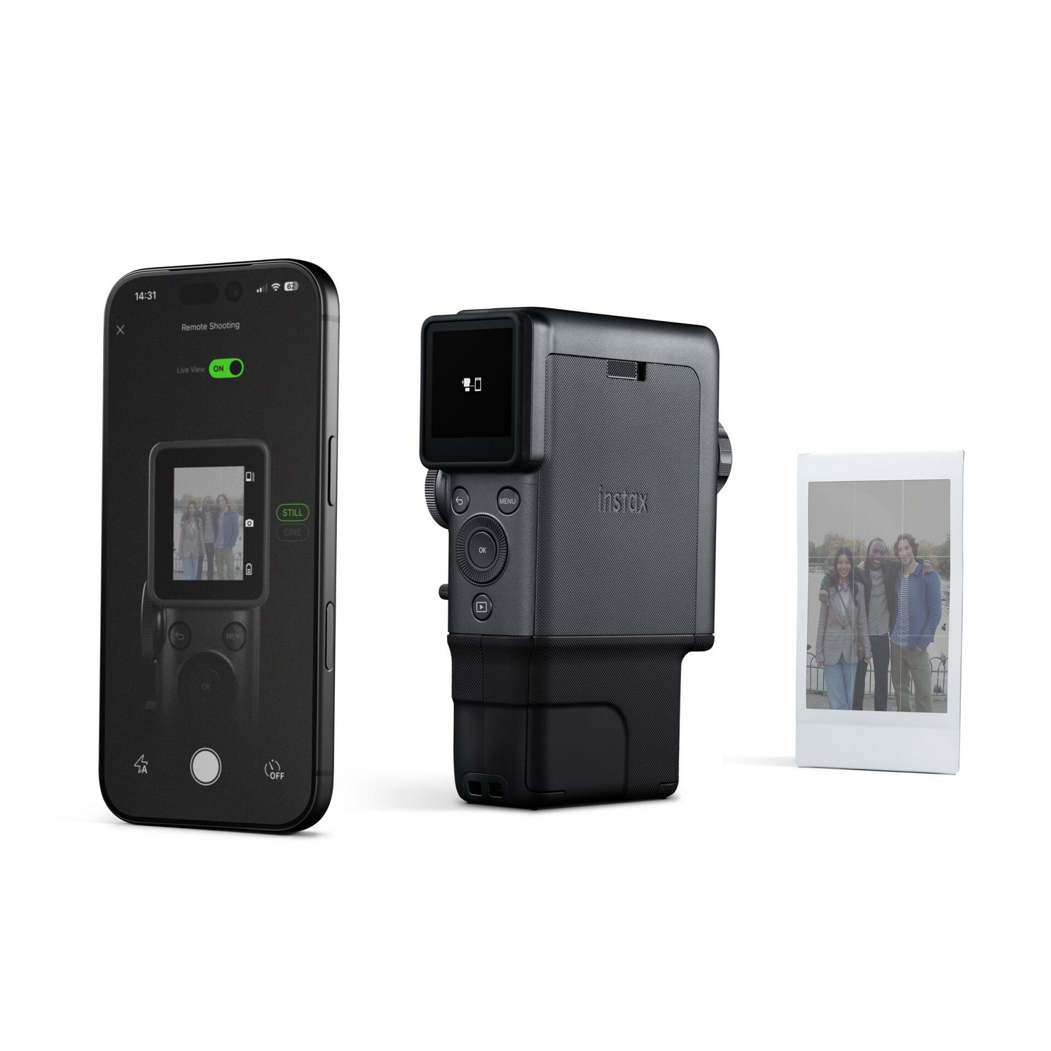 Se muestran una cámara Instax negra, un smartphone y una foto instantánea.