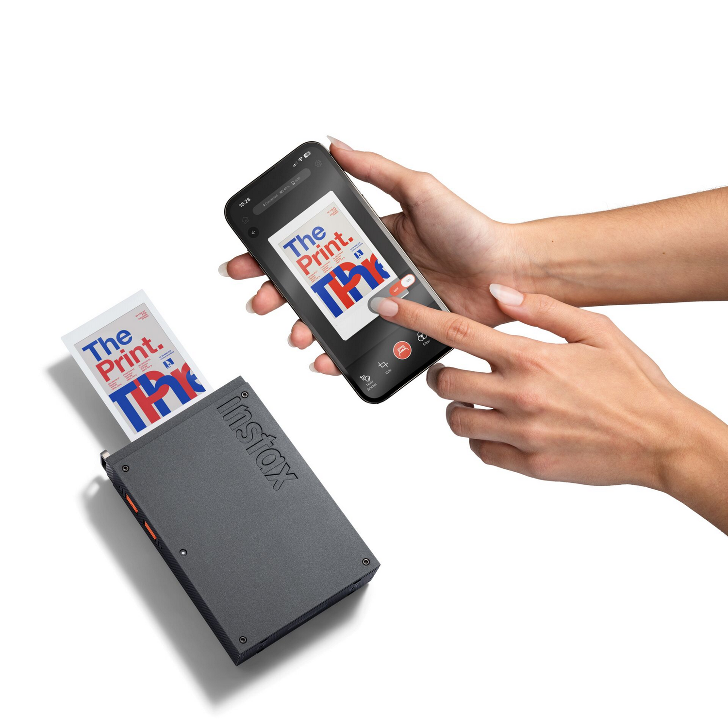 Una mano sostiene un smartphone enviando un trabajo de impresión a una impresora Instax.