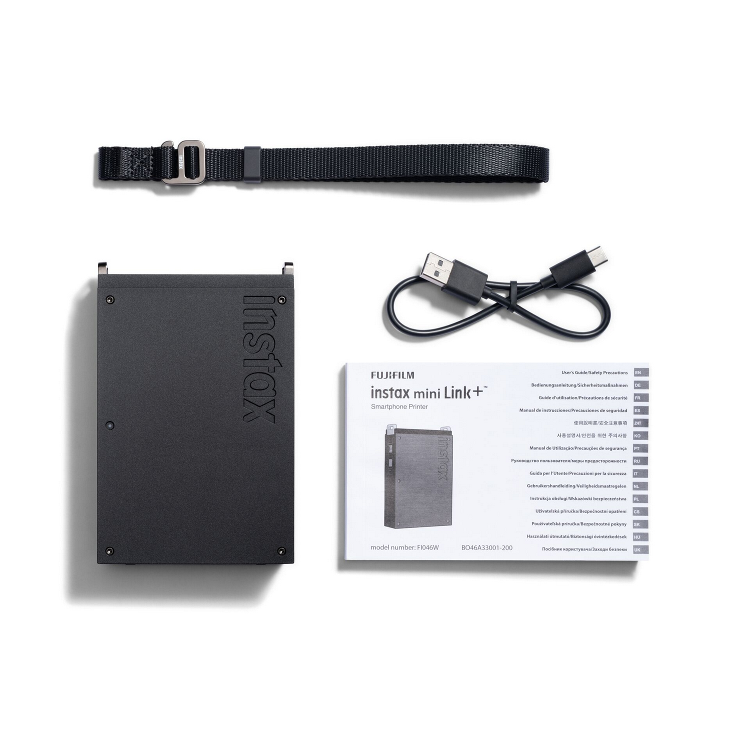Una impresora Instax Mini Link+ negra con correa y cable USB.