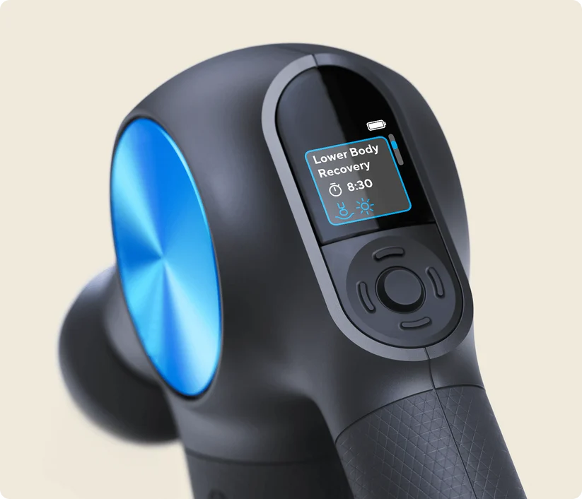 Pistola de masaje con detalle azul y pantalla que muestra "Recuperación tren inferior 8:30".