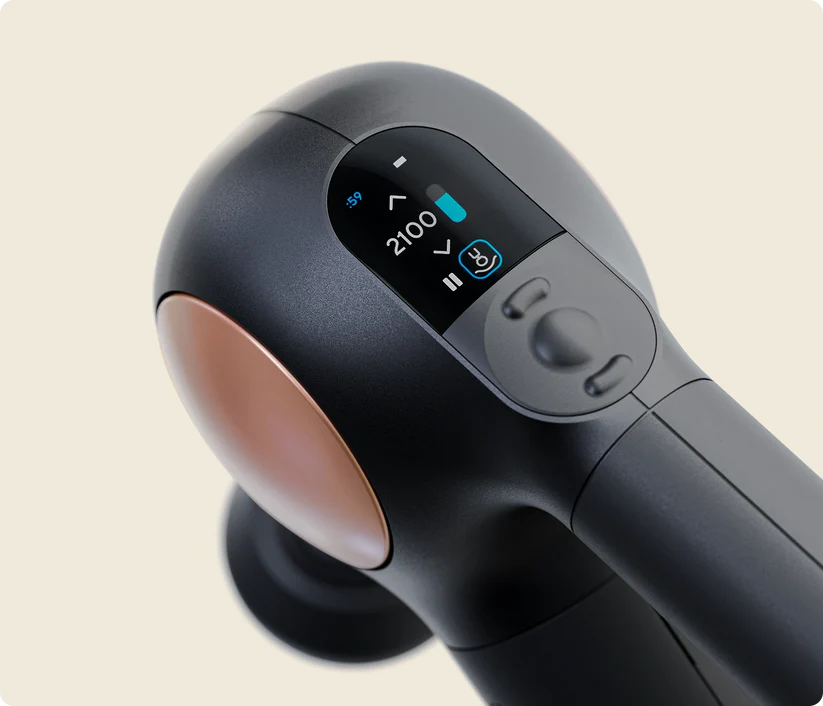Pistola de masaje gris oscuro con pantalla digital que muestra 2100 RPM.