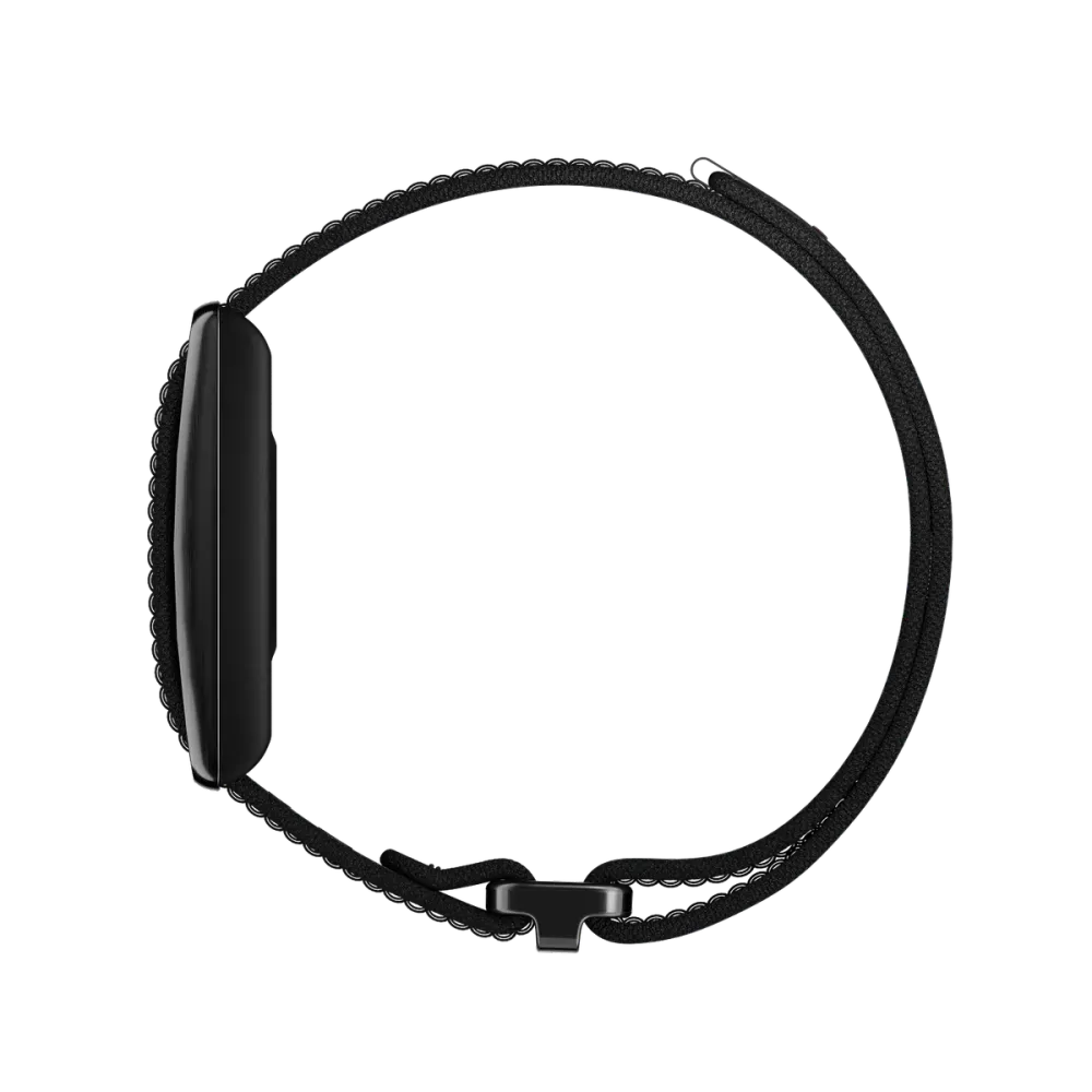 Pulsera de actividad negra con correa de tela y hebilla metálica, vista de lado.