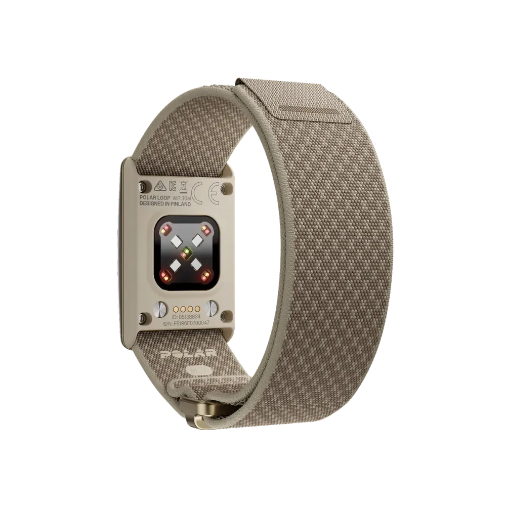 Una pulsera de actividad Polar Loop beige con sensores en la parte trasera.