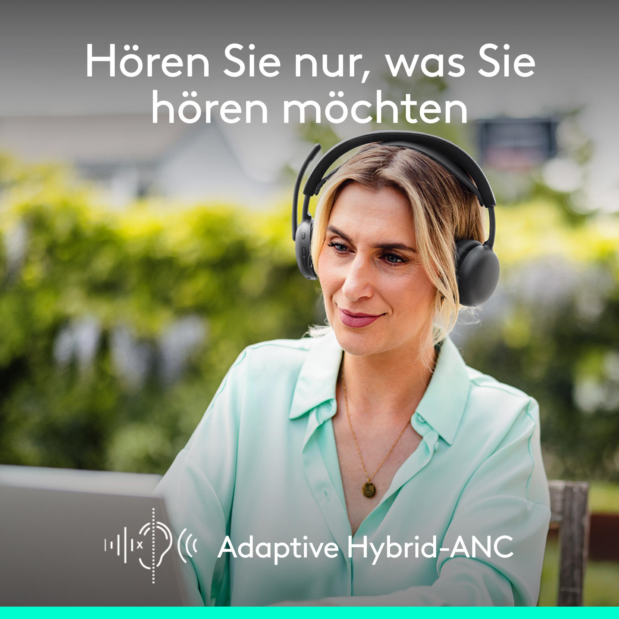 Frau mit Kopfhörern vor Laptop im Garten. Text: Hören Sie nur, was Sie hören möchten.