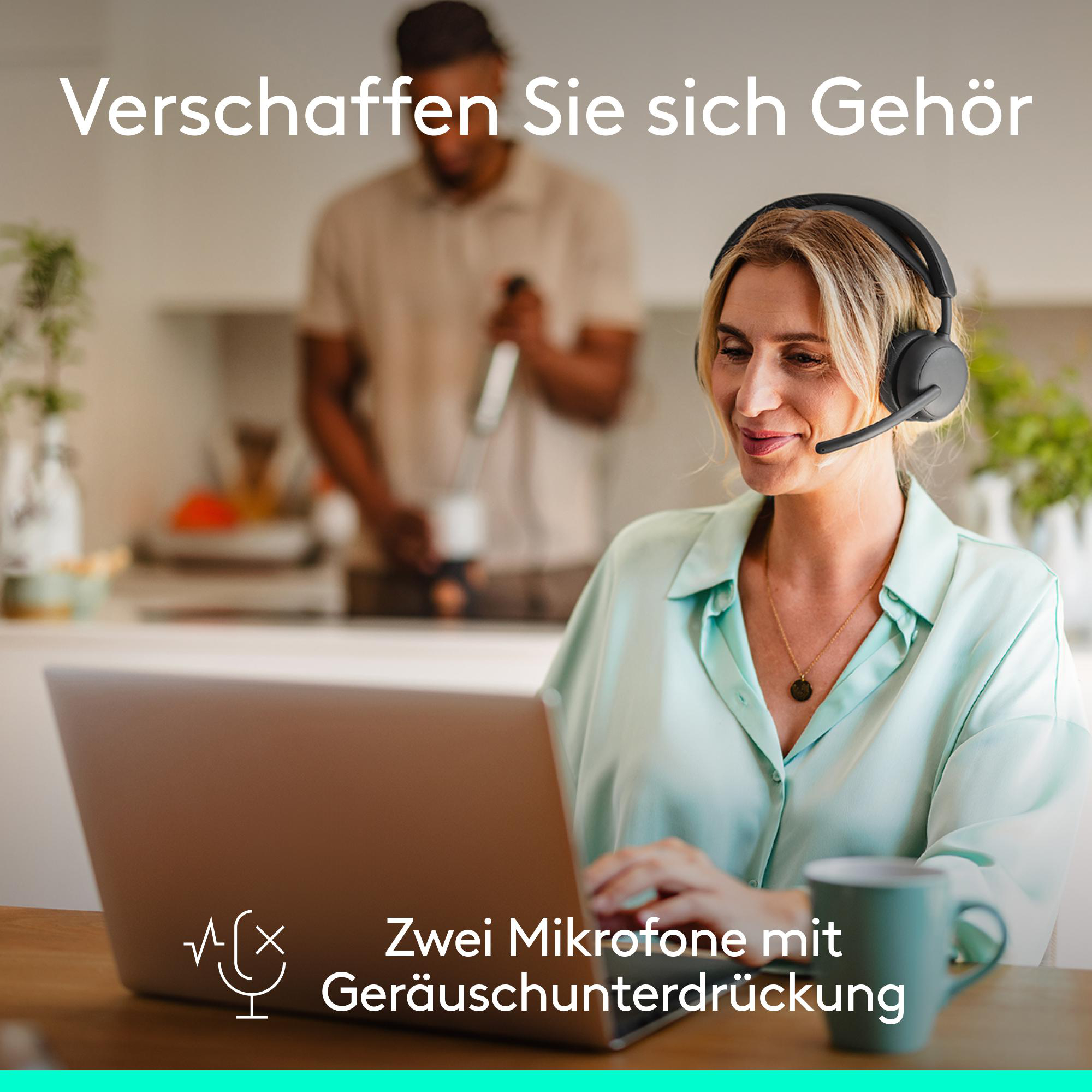 Frau mit Headset am Laptop, Mann kocht im Hintergrund.