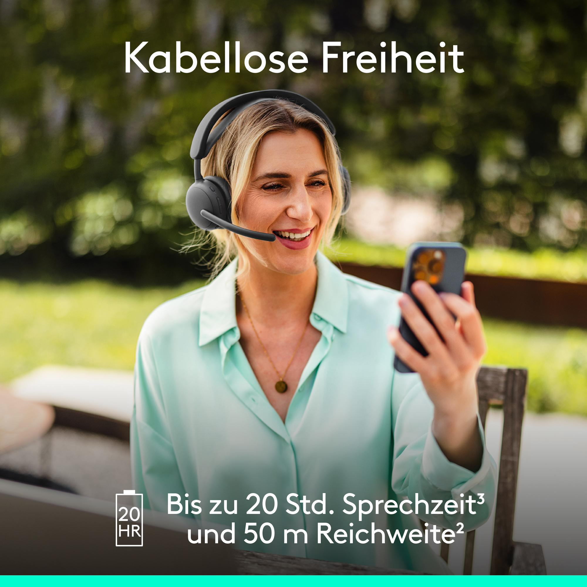 Frau mit Headset und Smartphone im Freien, mit Text über Akkulaufzeit.