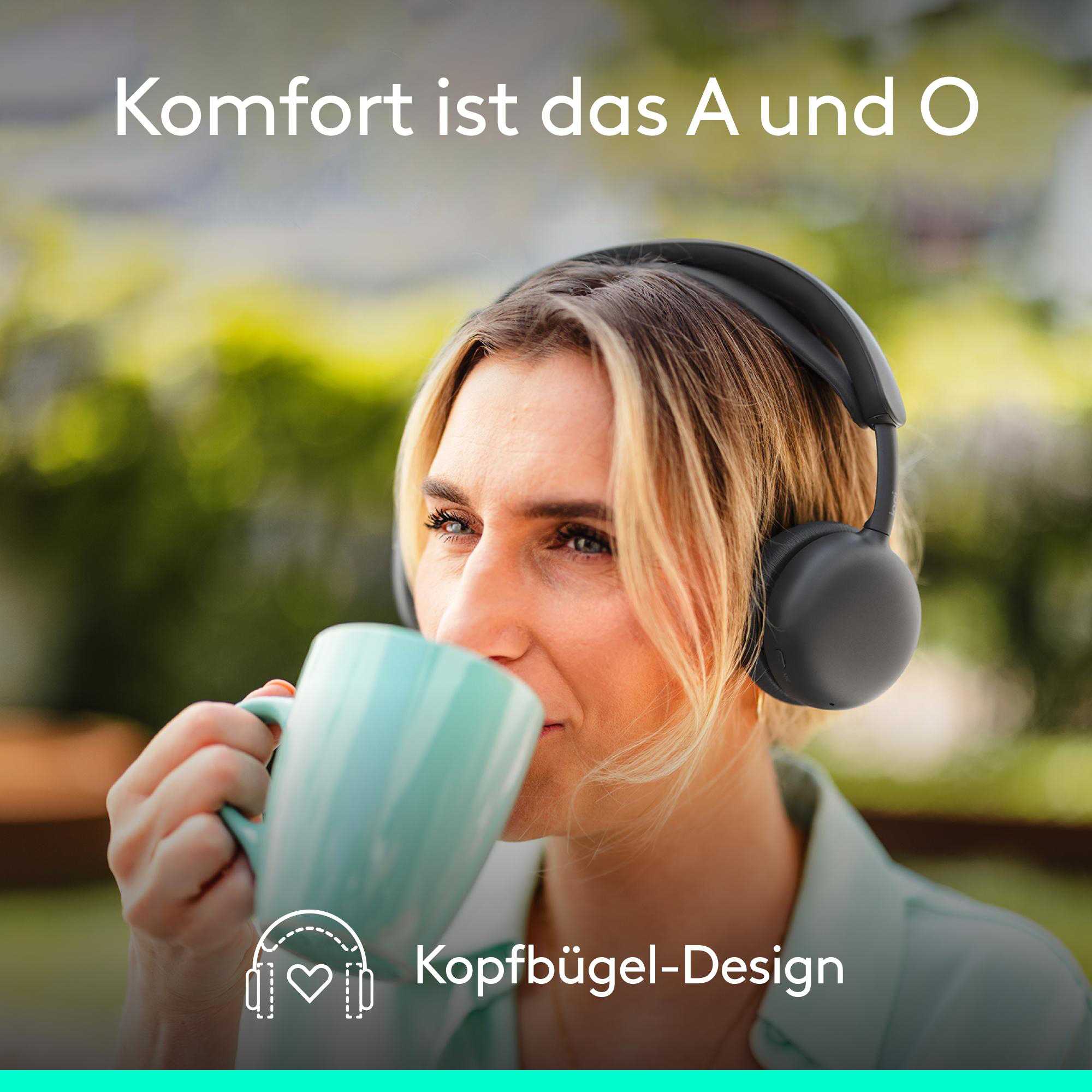 Frau mit Kopfhörern trinkt aus einer Tasse vor grünem Hintergrund.