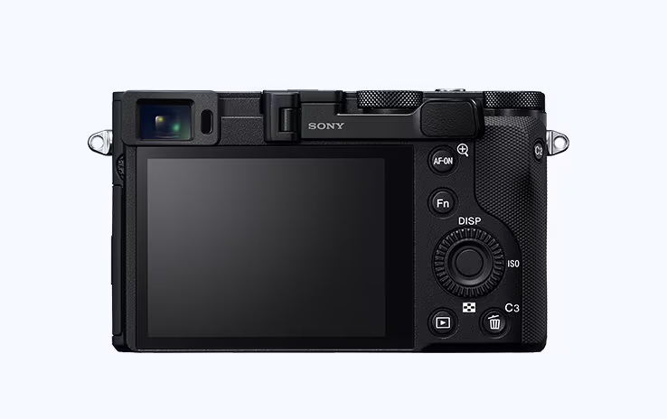 LCD ekranlı ve kontrol düğmeli siyah Sony kameranın arka görünümü.