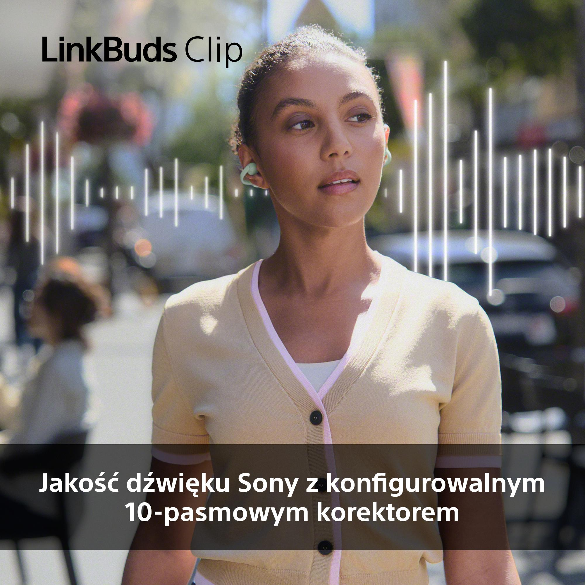 Młoda kobieta w słuchawkach w mieście, z grafiką fali muzycznej.