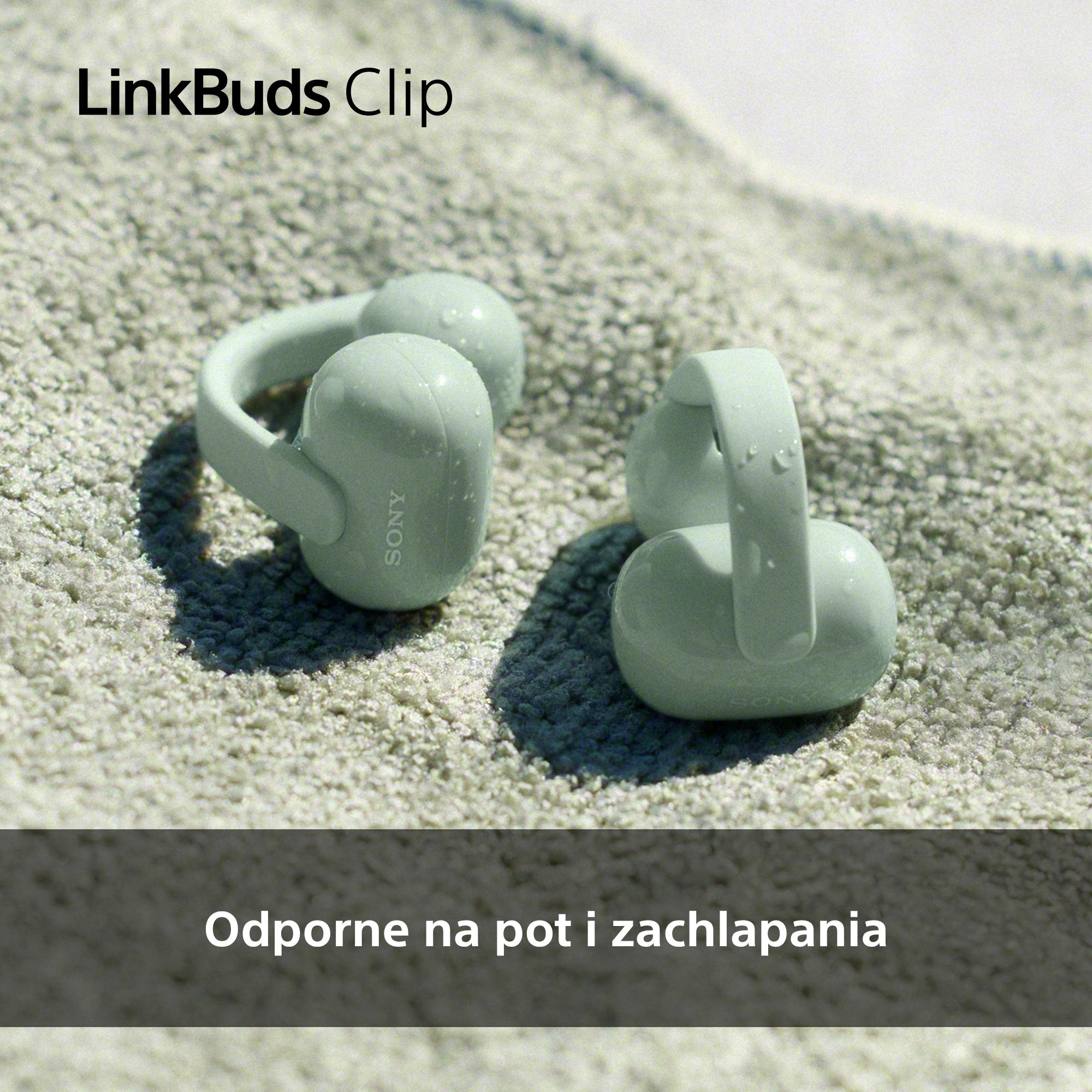 Dwa zielone słuchawki Sony LinkBuds Clip na piaszczystej powierzchni.