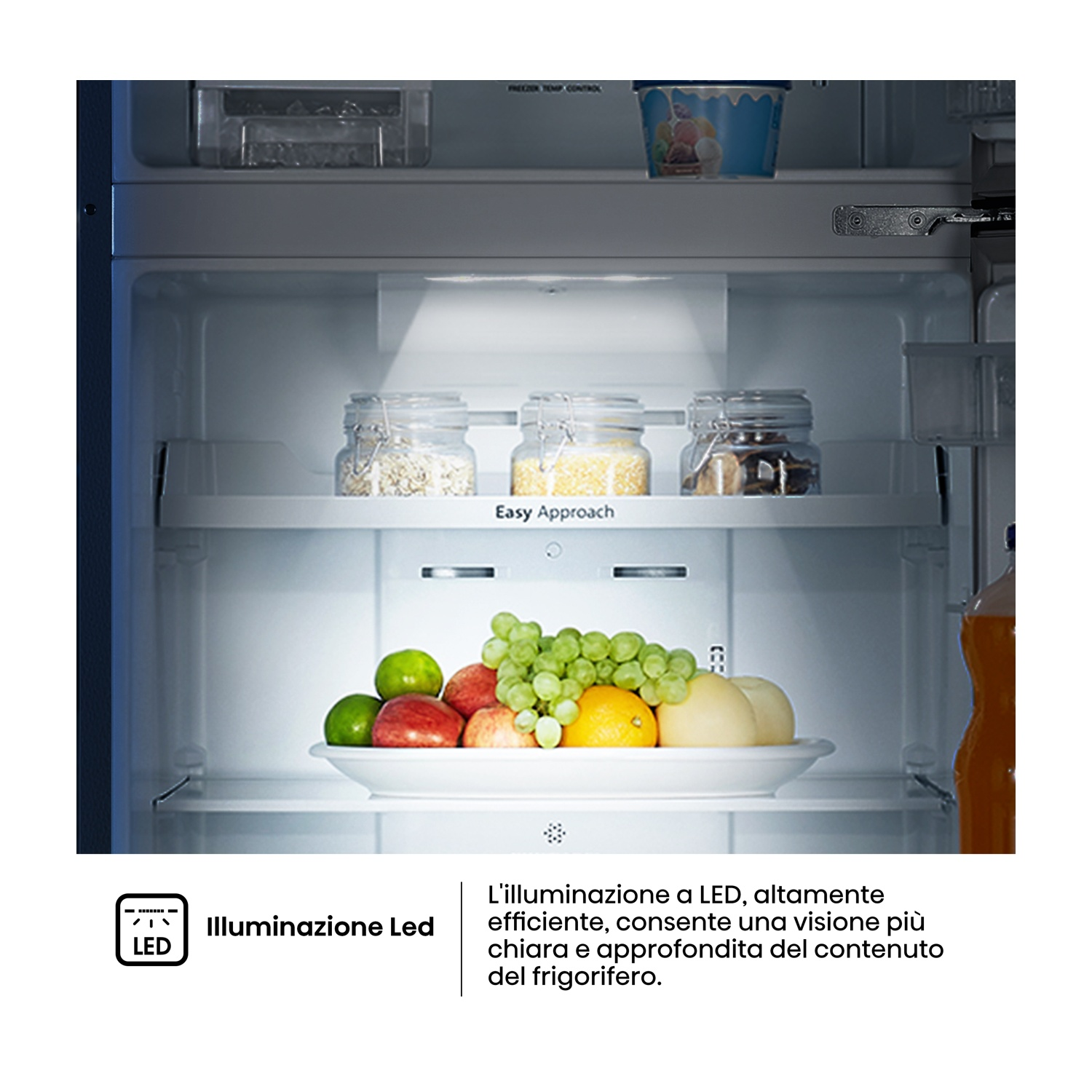 Interno di un frigorifero con frutta e barattoli sugli scaffali, illuminato da LED.
