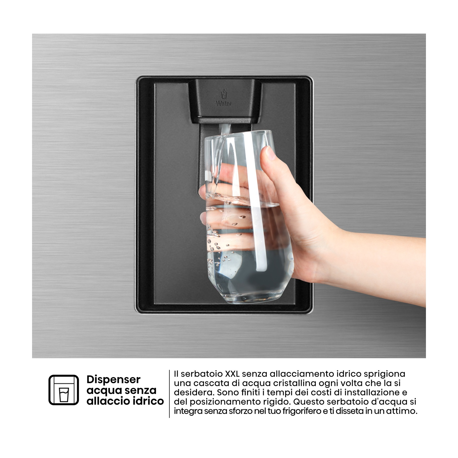 Una mano riempie un bicchiere d'acqua da un dispenser di acqua del frigorifero.