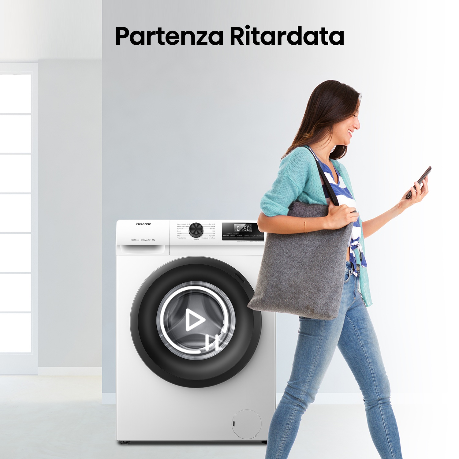 Donna con borsa e telefono davanti a lavatrice con icona play.