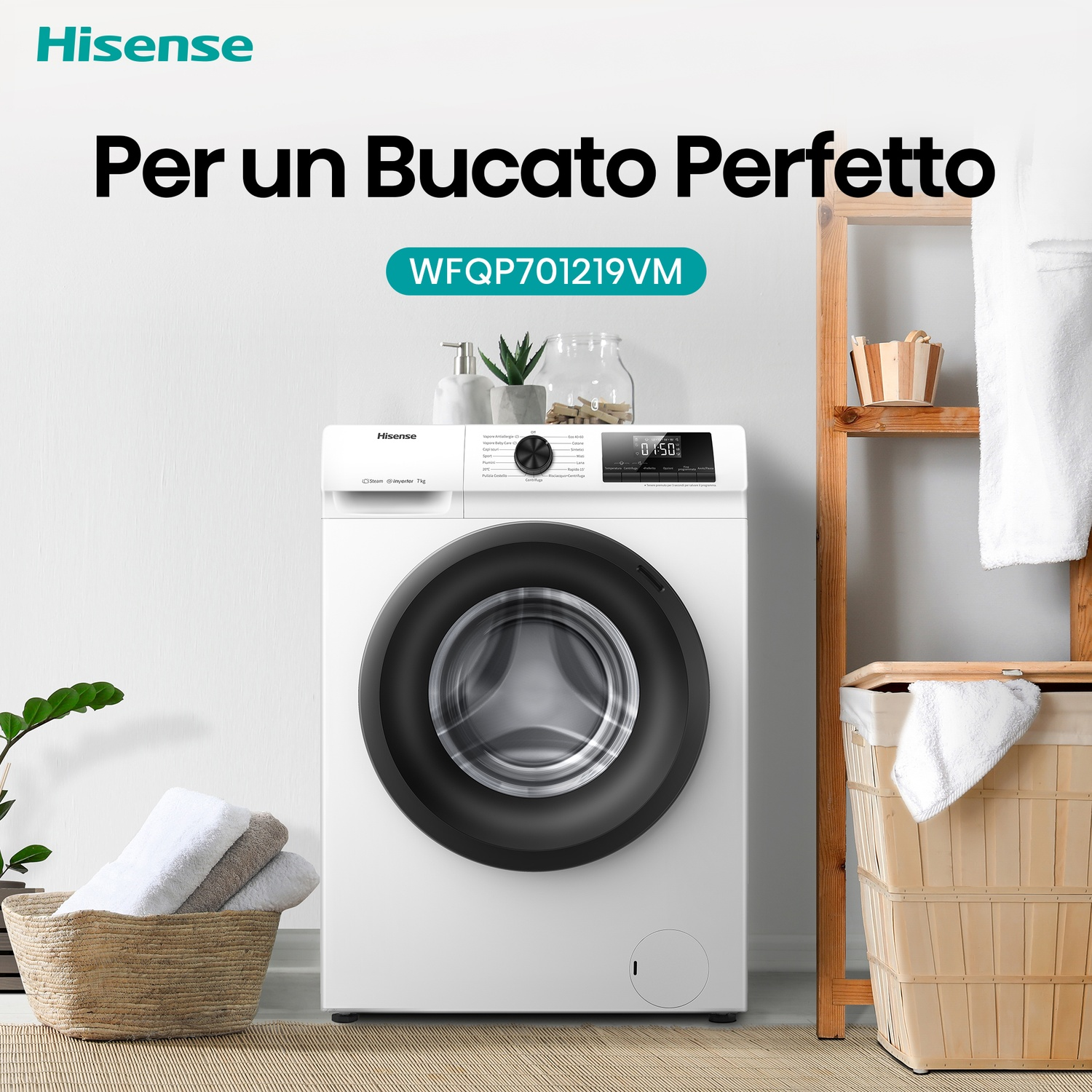 Una lavatrice Hisense bianca con oblò nero è nella stanza.
