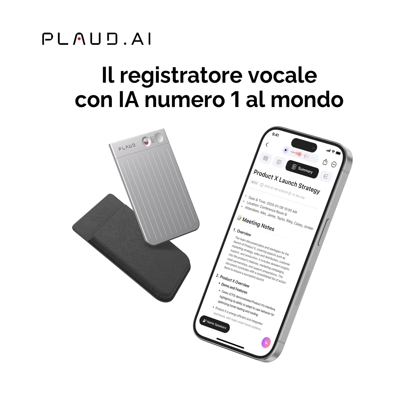 Un registratore vocale argentato con custodia nera accanto a uno smartphone.