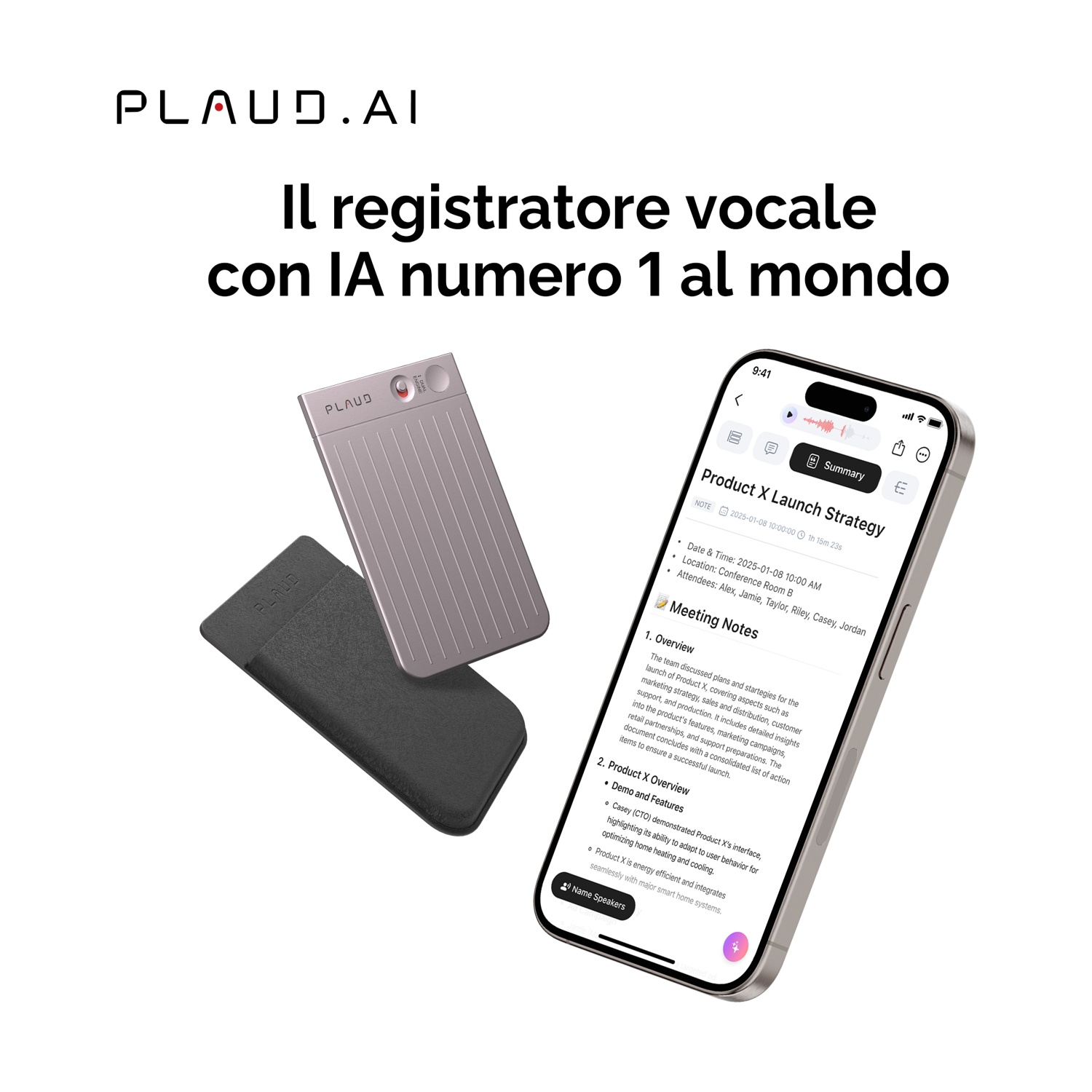 Registratore PLAUD grigio e la sua custodia nera accanto a uno smartphone con note.