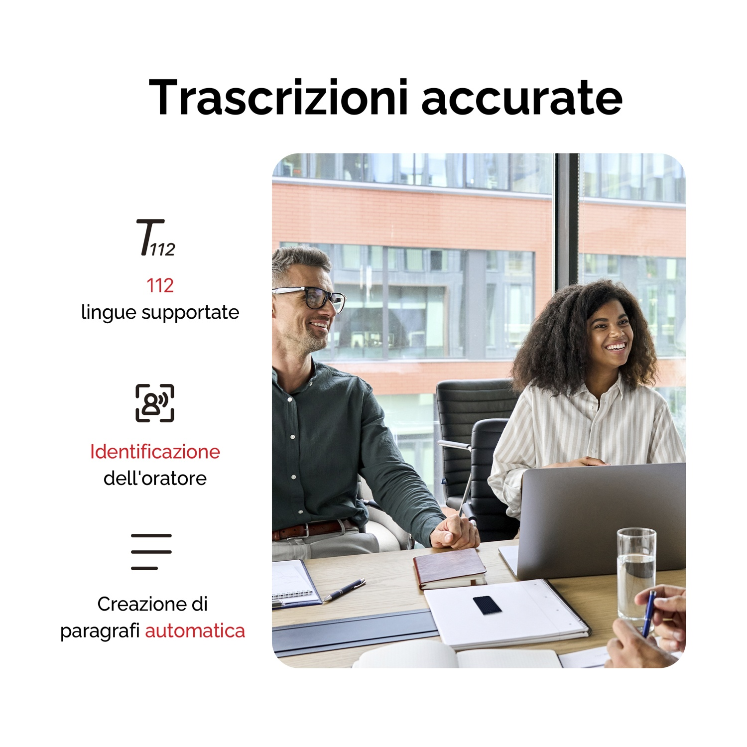 Due persone in ufficio, una con occhiali, l'altra con capelli ricci, sorridono.