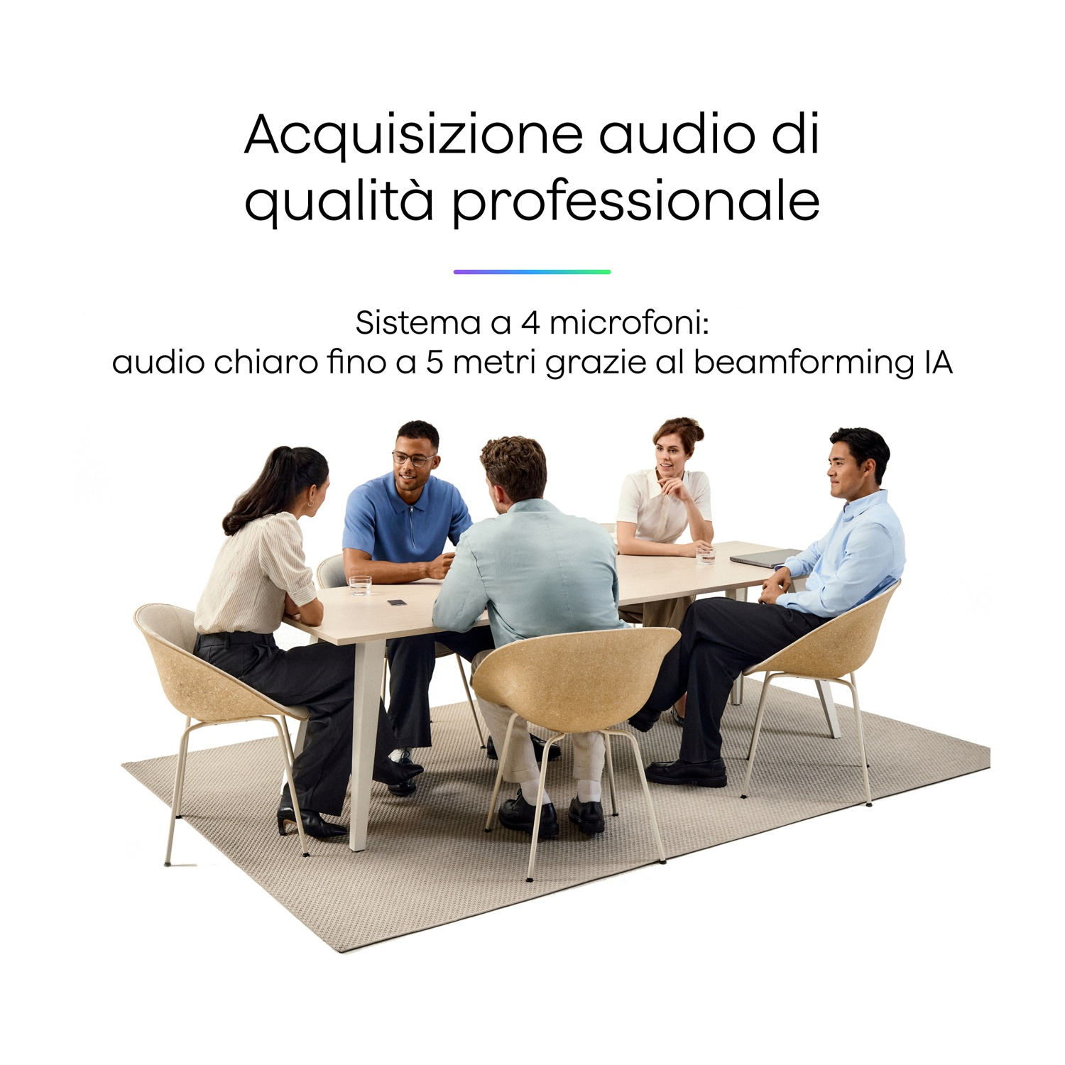 Cinque persone sedute a un tavolo, conversano. Acquisizione audio professionale.