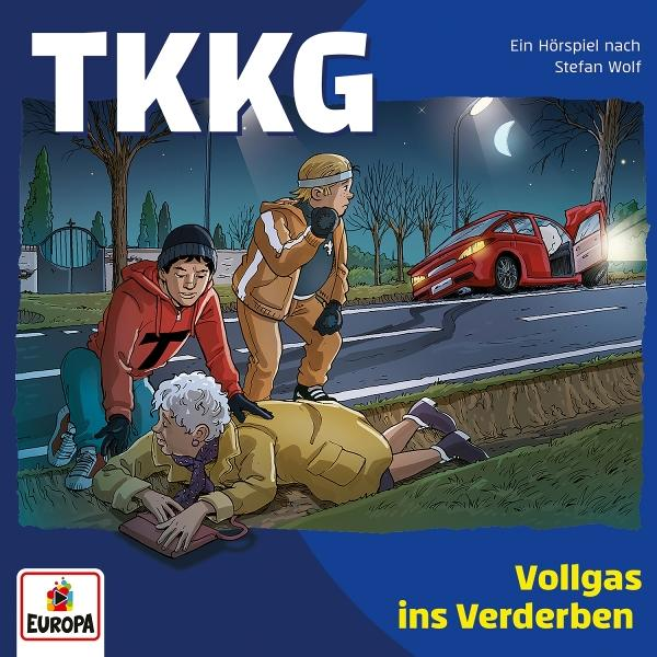 Junge helfen älterer Frau nach Autounfall auf der Straße bei Nacht.