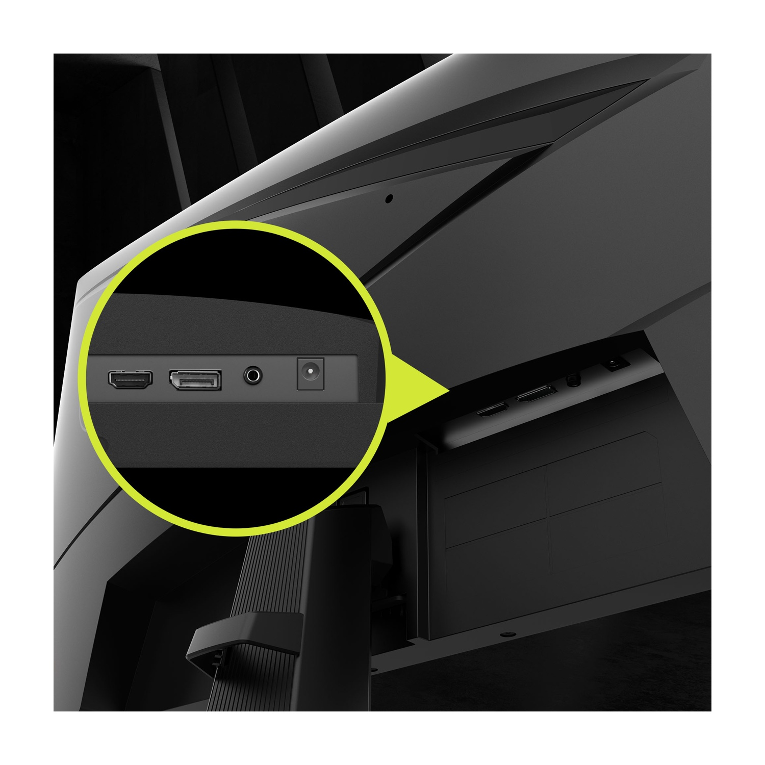 Primo piano delle porte di un monitor: HDMI, USB, audio e alimentazione.