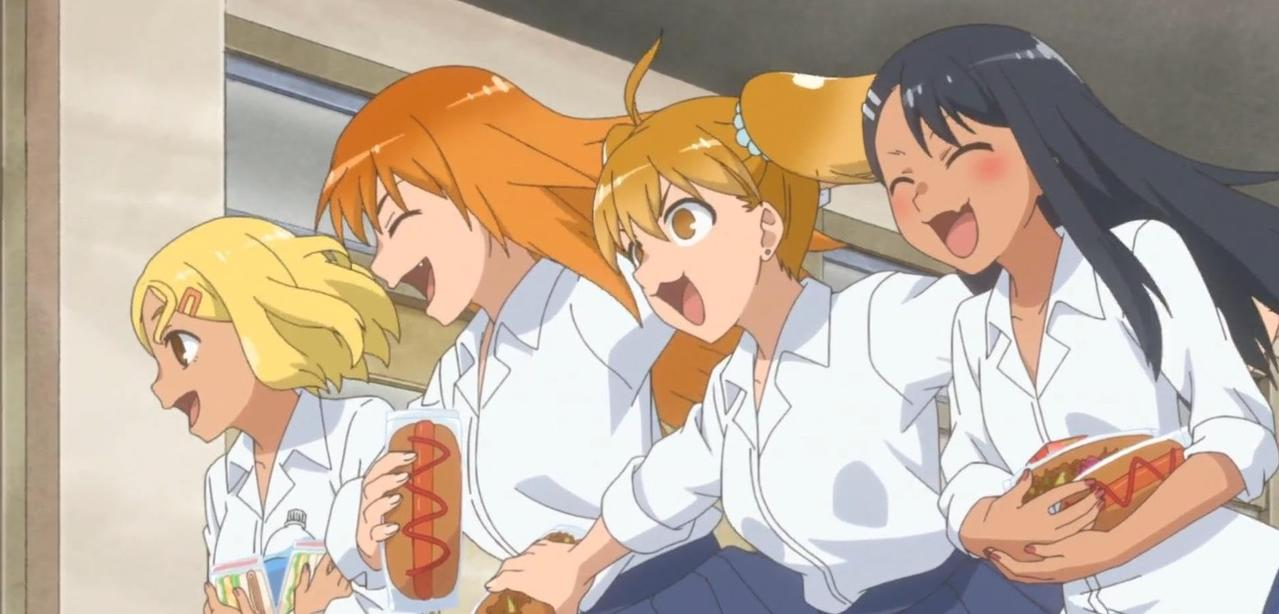Vier anime-Mädchen in weißen Hemden halten Hotdogs und Getränke.