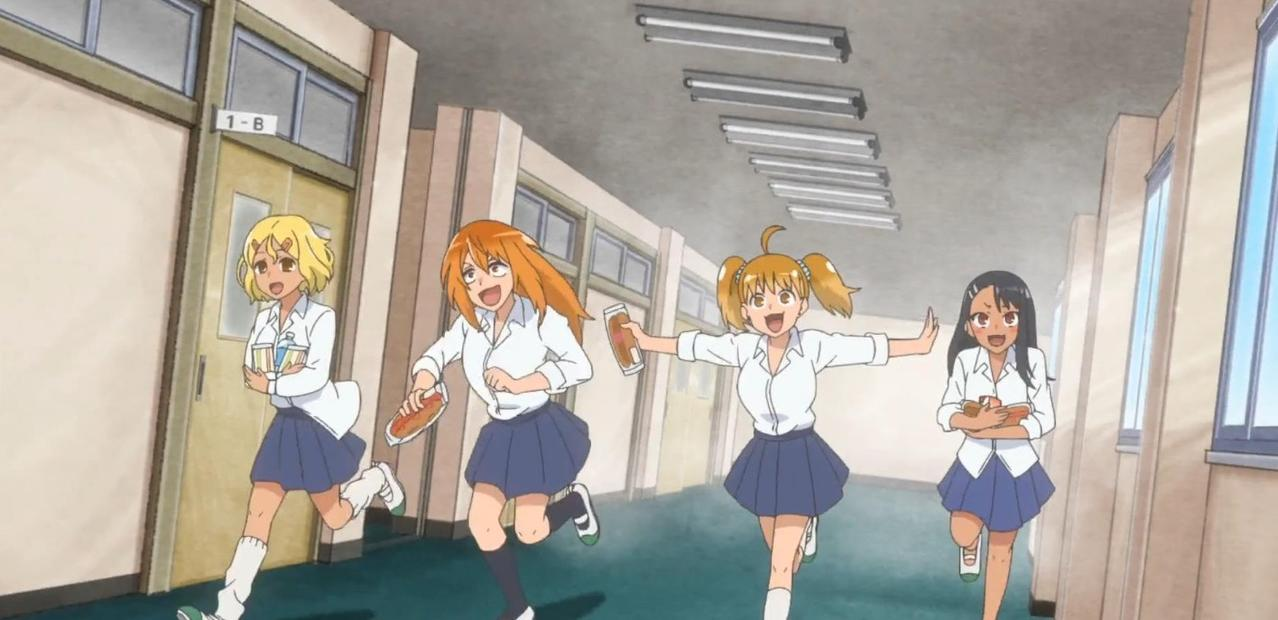 Vier Anime-Schülerinnen in weißen Hemden und blauen Röcken rennen einen Schulflur entlang.