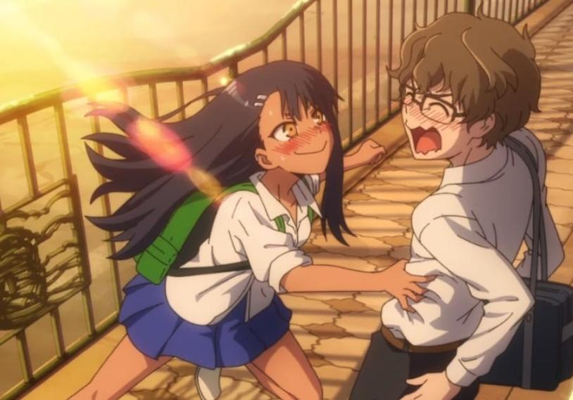 Ein Anime-Mädchen mit dunklem Haar und grüner Tasche neckt einen Jungen mit Brille.