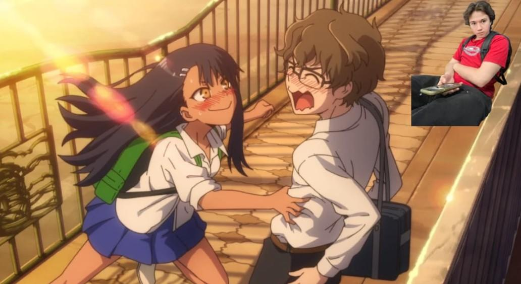 Ein Anime-Mädchen tätschelt einen Jungen. Ein Mann sitzt im Hintergrund.