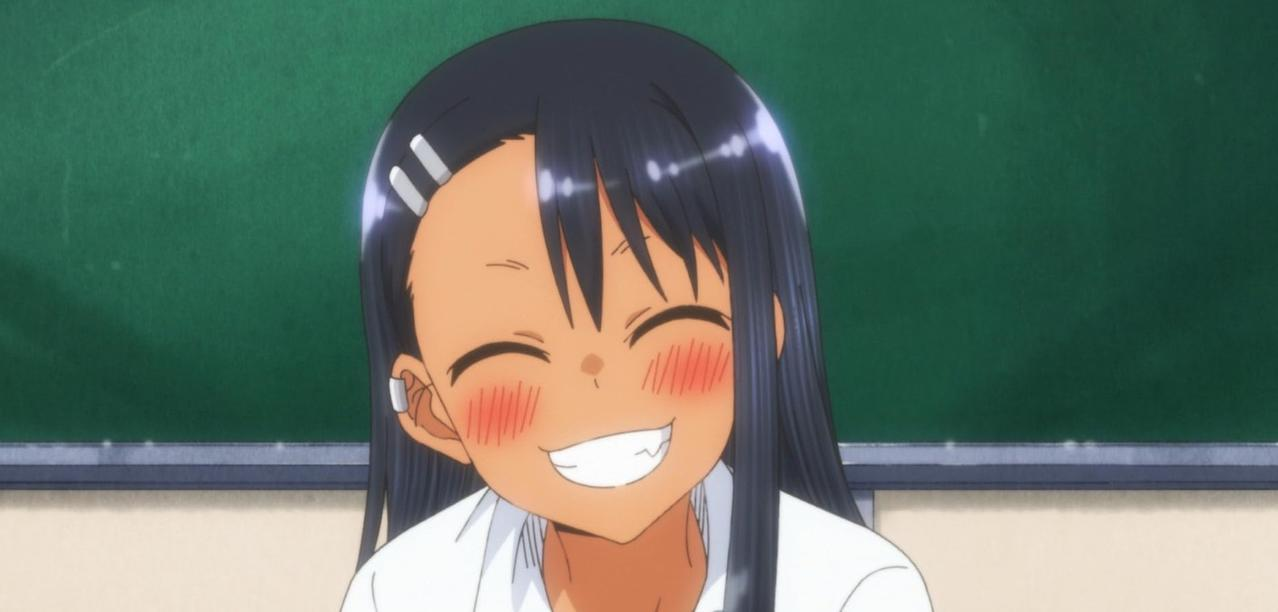 Ein Anime-Mädchen mit dunklem Haar und einem breiten Lächeln, das auf einer grünen Tafel sitzt.