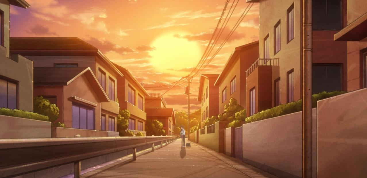 Eine einsame Figur geht eine Straße entlang, gesäumt von Häusern, bei Sonnenuntergang.