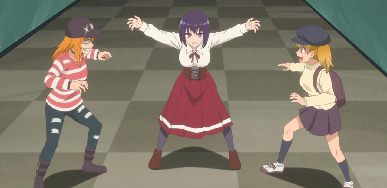 Drei Anime-Mädchen stehen sich auf kariertem Boden gegenüber.