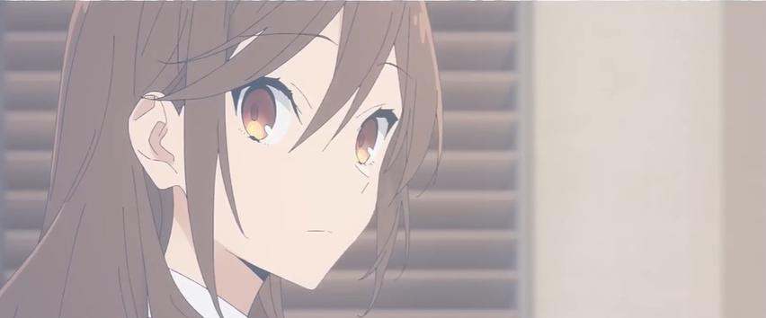 Anime-Mädchen mit braunen Haaren und bernsteinfarbenen Augen blickt nach rechts. Jalousien im Hintergrund.