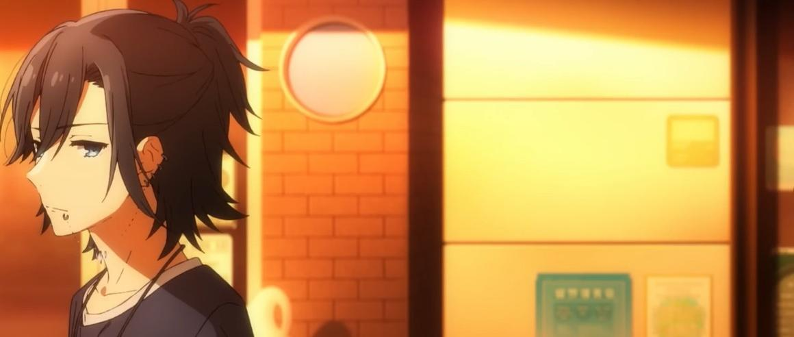 Anime-Figur mit dunklem Haar im Profil, vor einer Ziegelwand und hellgelbem Hintergrund.