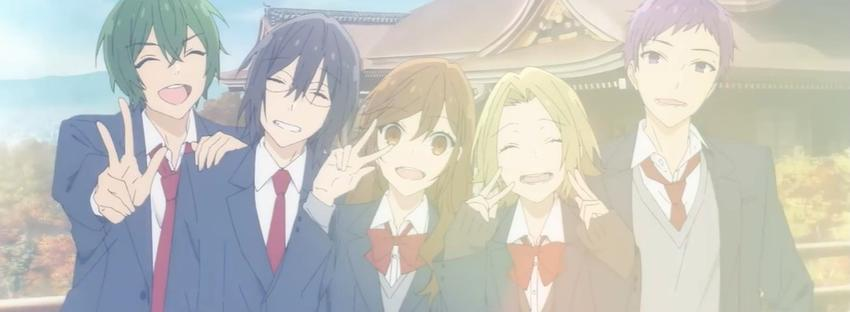 Fünf Anime-Charaktere in Schuluniformen posieren für ein Foto im Freien.