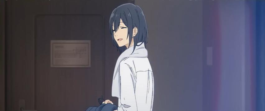Ein anime-artiger Charakter mit dunklem Haar, der ein weißes Hemd trägt, lächelt.