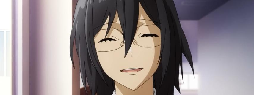 Anime-Charakter mit schwarzen Haaren und Brille lächelt mit geschlossenen Augen.