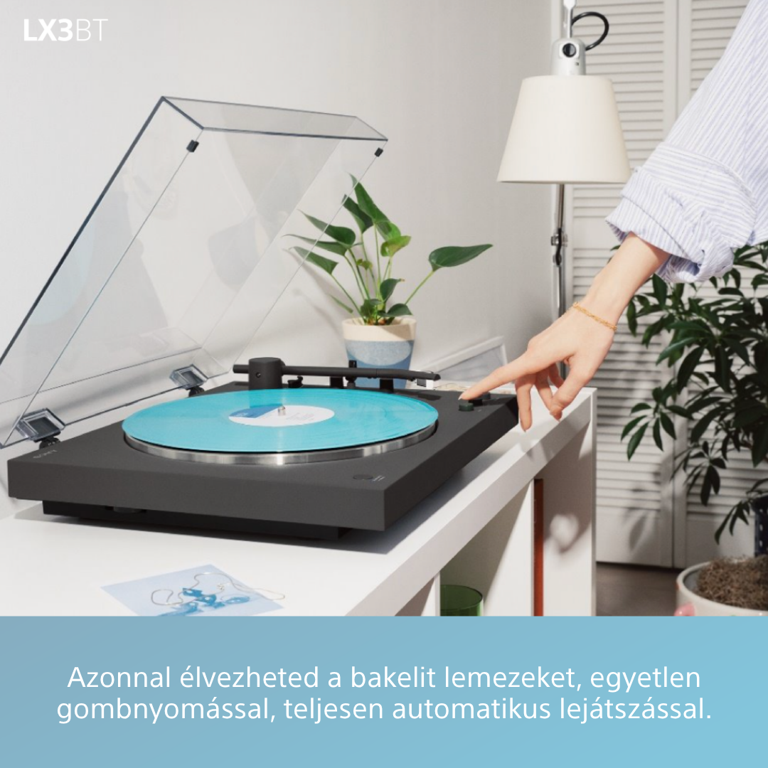 Egy lemezjátszó kék vinyllemezzel, melyet egy kéz kezel.