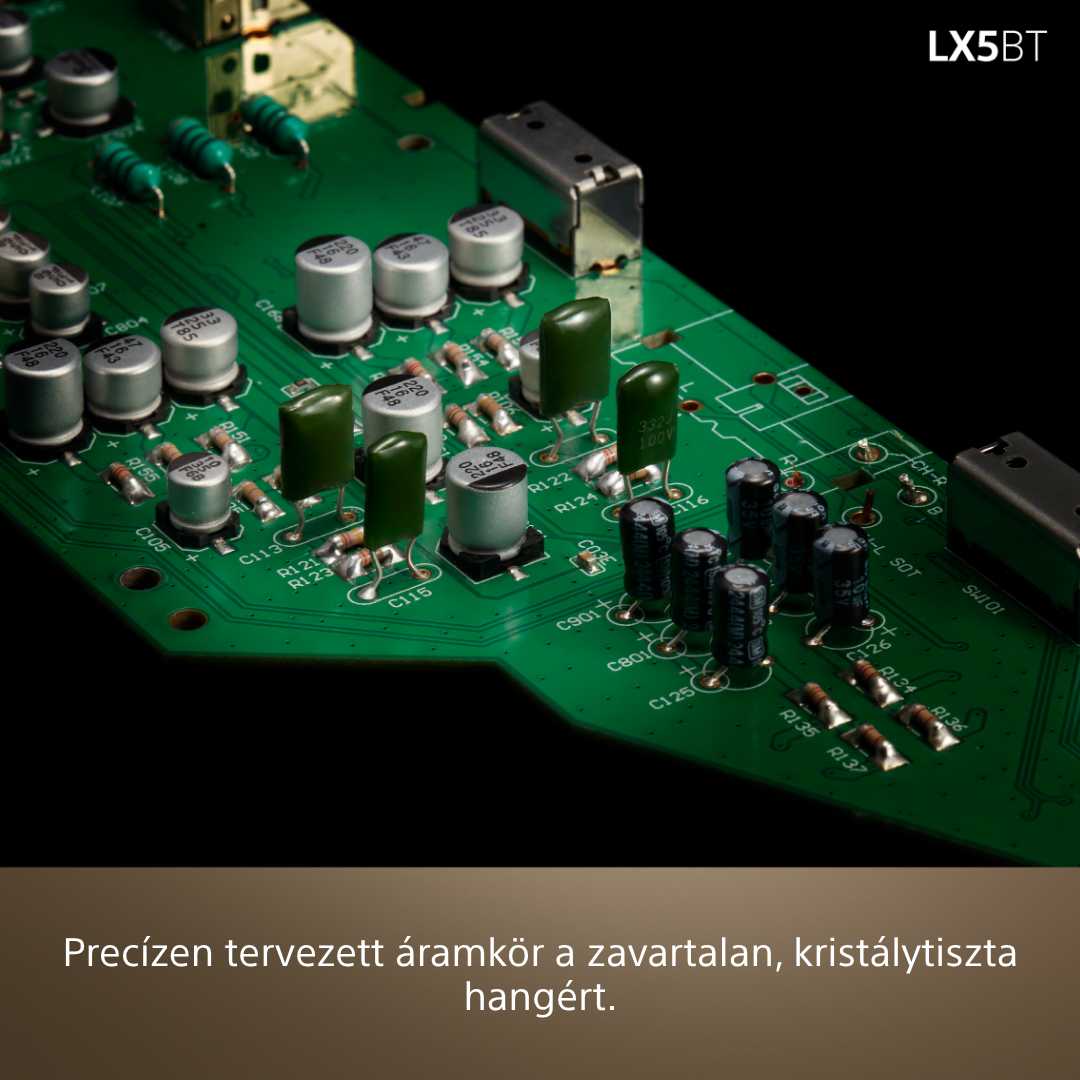Zöld áramköri lap sok elektronikus alkatrésszel, például kondenzátorokkal és ellenállásokkal.